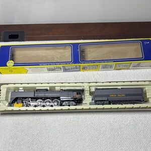 AHM Union Pacific 4-8-4 HO Scale Gray Steam Locomotive Train 5098-02 (New)